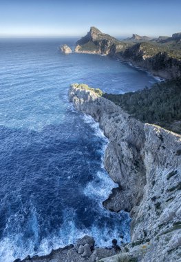 Ada manzarası, tarihi binalar, deniz manzarası Mayorka İspanya, güzel kıyı, Akdeniz, Balear Adaları.