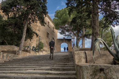 Ada manzarası, tarihi binalar, deniz manzarası Mayorka İspanya, güzel kıyı, Akdeniz, Balear Adaları.