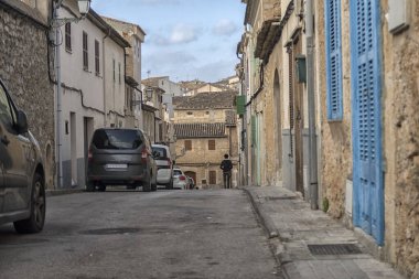 Ada manzarası, tarihi binalar, deniz manzarası Mayorka İspanya, güzel kıyı, Akdeniz, Balear Adaları.