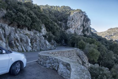 Ada manzarası, tarihi binalar, deniz manzarası Mayorka İspanya, güzel kıyı, Akdeniz, Balear Adaları.