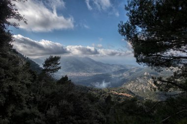 Ada manzarası, tarihi binalar, deniz manzarası Mayorka İspanya, güzel kıyı, Akdeniz, Balear Adaları.