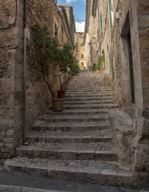 Ada manzarası, tarihi binalar, deniz manzarası Mayorka İspanya, güzel kıyı, Akdeniz, Balear Adaları.