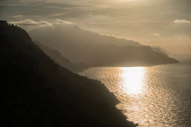 Ada manzarası, tarihi binalar, deniz manzarası Mayorka İspanya, güzel kıyı, Akdeniz, Balear Adaları.