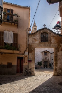 Ada manzarası, tarihi binalar, deniz manzarası Mayorka İspanya, güzel kıyı, Akdeniz, Balear Adaları.