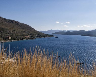 Türkiye 'de deniz manzaralı Marmaris, güzel sahil, Akdeniz.