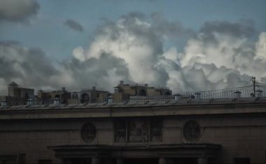 Şehrin üzerinde yüzen bulutların hızlandırılması. Stalin döneminden kalma evler. St. Petersburg.