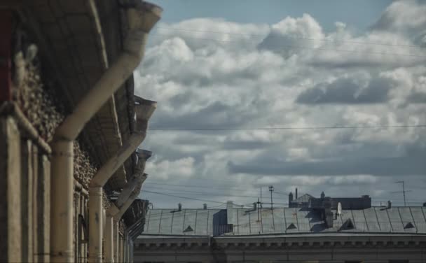 Час Прохід Плаваючих Хмар Над Містом Будинки Сталінської Епохи Санкт — стокове відео