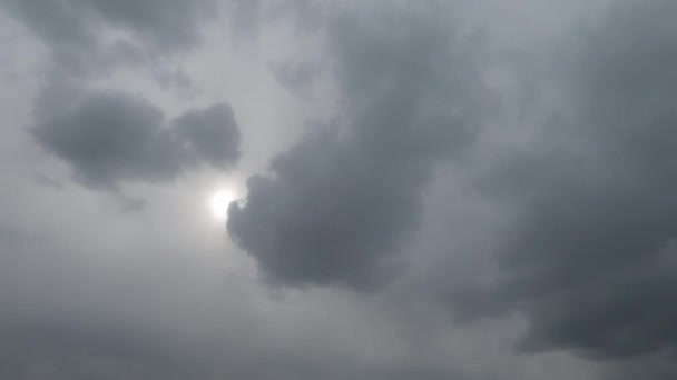 天空中漂浮着几圈灰蒙蒙的云彩 有时太阳透过云彩窥视 — 图库视频影像