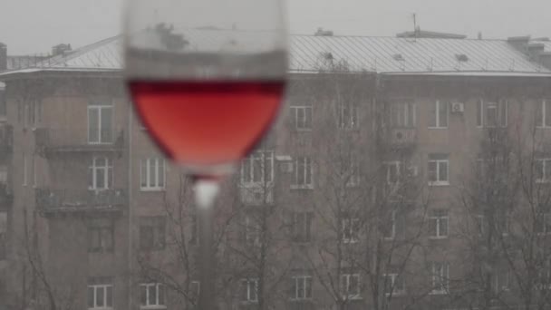 Een Glas Rozenwijn Tegen Achtergrond Van Een Stad Waar Langzaam — Stockvideo