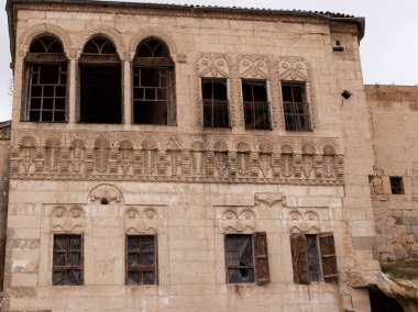 Güneşli bir günde bitkilerin ve çiçeklerin olduğu eski ilçede eski mimari dar bir cadde, Türkiye.
