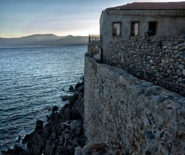 Yunanistan 'da deniz manzarası, Mora Yarımadası, güzel sahil, Akdeniz.