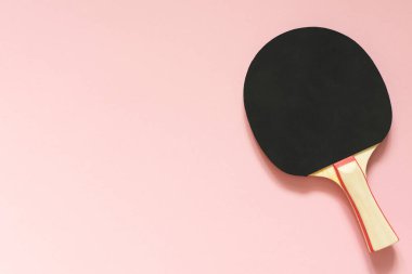 Siyah tenis pinpon raketi izole edildi.