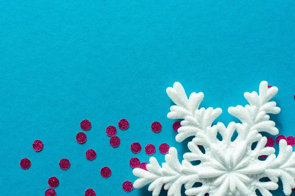 Biały płatek śniegu i jasnoróżowe konfetti okrągłe — Zdjęcie stockowe