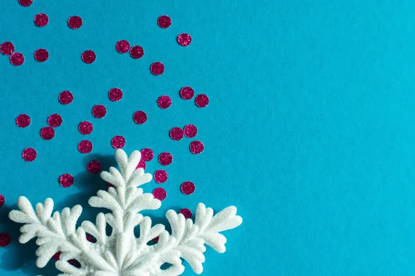 Biały płatek śniegu i jasnoróżowe konfetti okrągłe — Zdjęcie stockowe