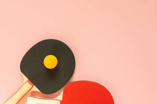 Raquetas de tenis de ping pong con pelota — Foto de Stock