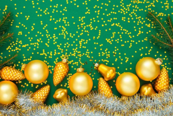 Fundo verde com brilho estrelas douradas e bolas — Fotografia de Stock