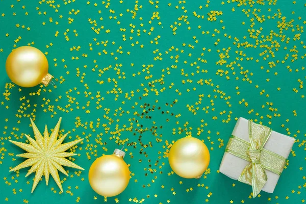 Nyaralás háttér arany karácsonyi labdák — Stock Fotó