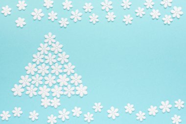 Beyaz kar taneleri ile tatil mavi arkaplan