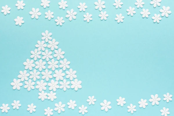 Holiday niebieskie tło z białymi płatkami śniegu — Zdjęcie stockowe