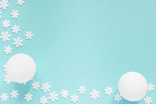 Nyaralás kék háttér fehér hópelyhek — Stock Fotó