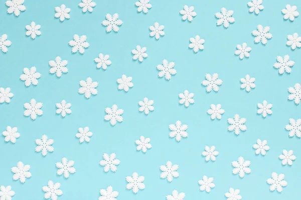 Свято синій фон з білими сніжинками — стокове фото
