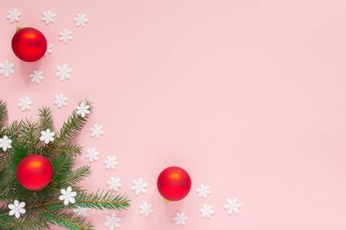 Ladin dalları ve topları ile bayram arka planı