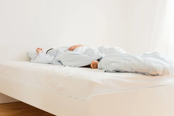 하얀 침대에서 자는 남자 — 스톡 사진