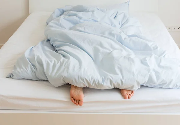 Kobieta śpiąca na białym łóżku — Zdjęcie stockowe