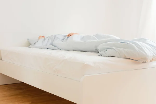 하얀 침대에서 자는 남자 — 스톡 사진