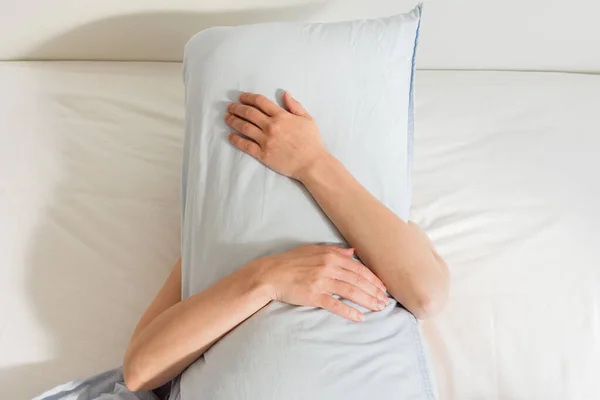 Frau schläft auf einem weißen Bett — Stockfoto