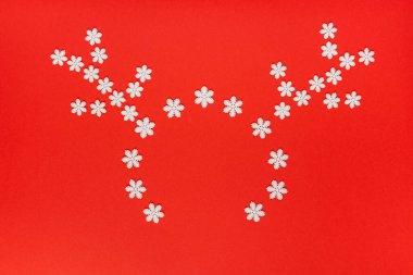 Yılbaşı geyik maskeli kırmızı arka plan