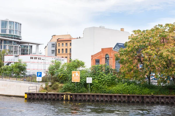 View of the buildings from the Spree embankment — Stock Photo, Image