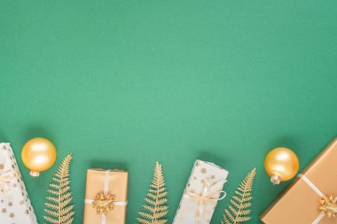 Hediye kutularıyla yeşil Noel arkaplanı