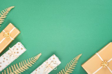 Hediye kutularıyla yeşil Noel arkaplanı