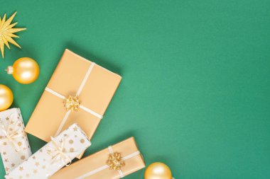 Hediye kutularıyla yeşil Noel arkaplanı