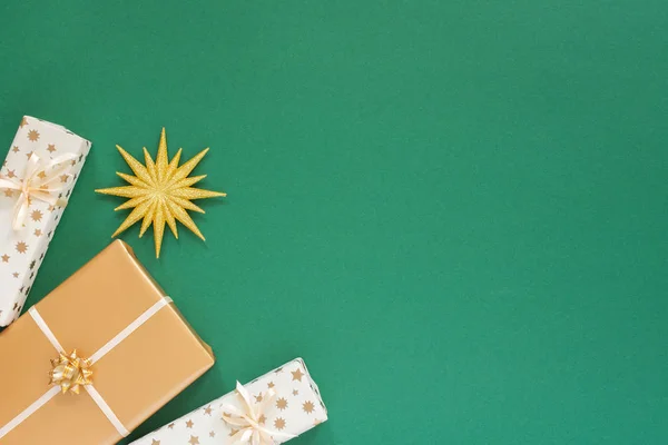 Fundo de Natal verde com caixas de presente — Fotografia de Stock