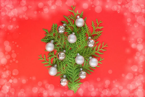 Fir tree made of thuja twigs with Christmas balls — Stock Photo, Image