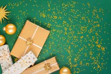 Hediye kutularıyla yeşil Noel arkaplanı