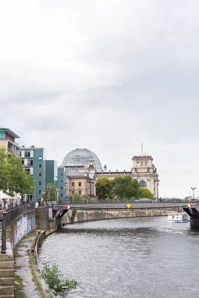 View of the Reichstag building from the river Spree — Stock Photo, Image