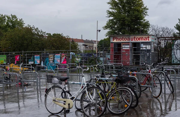 Bicycle parking near the Warsaw bridge,Berlin — Stock Photo, Image