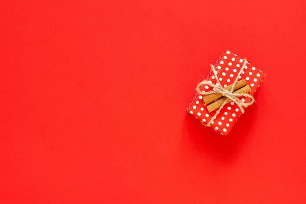 Caja de regalo roja en lunares con canela —  Fotos de Stock