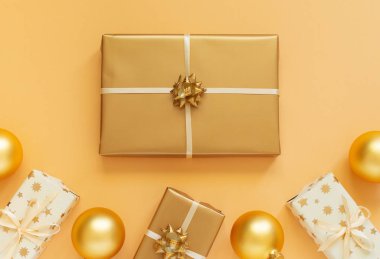 Büyük altın hediye kutusu olan şenlikli bir arka plan.