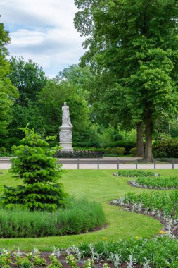 Tiergarten parkında yürü