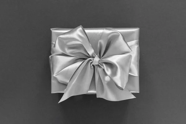 Срібна подарункова коробка на чорному тлі — стокове фото