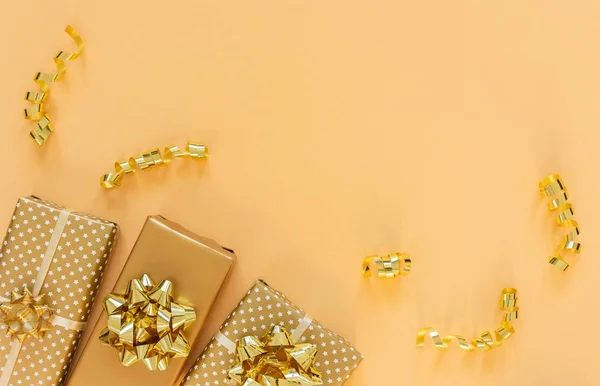 Altın hediye kutularıyla tatil arkaplanı — Stok fotoğraf