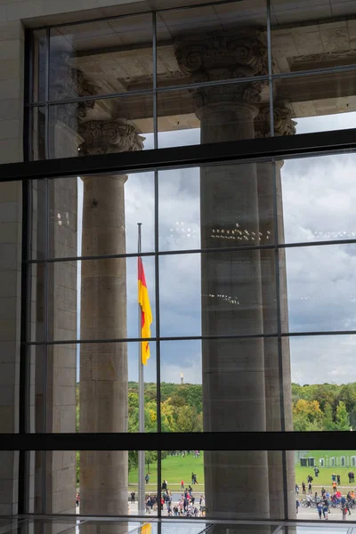 Kilátás a német zászló és Platz der Republik — Stock Fotó