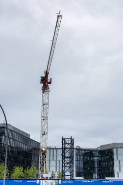 Berlin 'de Muhlenstrasse caddesi boyunca yürüyorum.