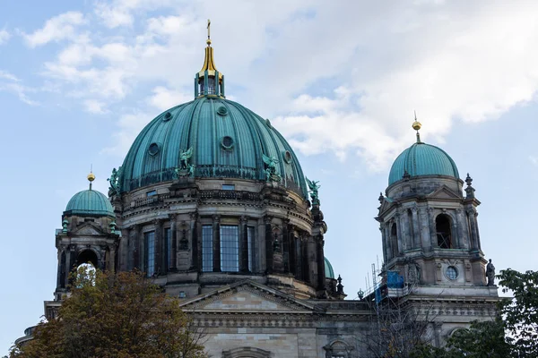 Vue de la cathédrale de Berlin depuis la rivière Spree — Photo