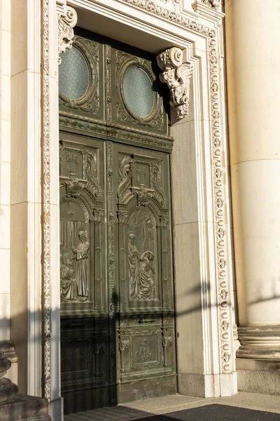 Krásné dveře Berliner Domu v Berlíně — Stock fotografie