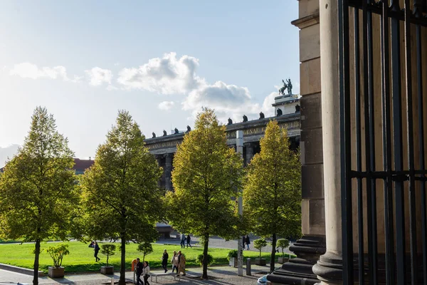 Blick auf den Park lustgarten von der Seite des berliner doms — Stockfoto